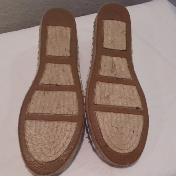 Vera wang  white canvas style shoes - Picture 3 of 6