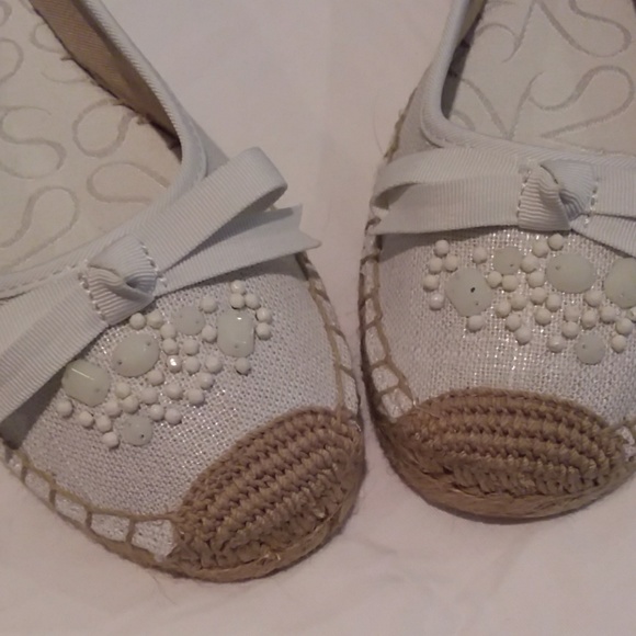 Vera wang  white canvas style shoes - Picture 5 of 6