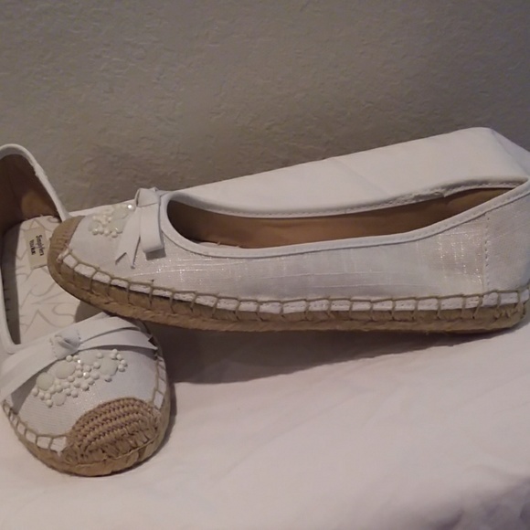 Vera wang  white canvas style shoes - Picture 6 of 6