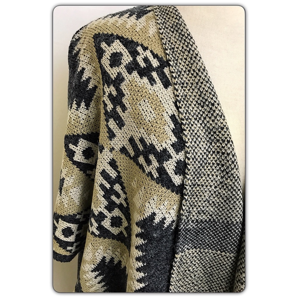 ‼️1HRSALE Chic Cozy Tassel Knit Cardi Kimono sold - Picture 6 of 7