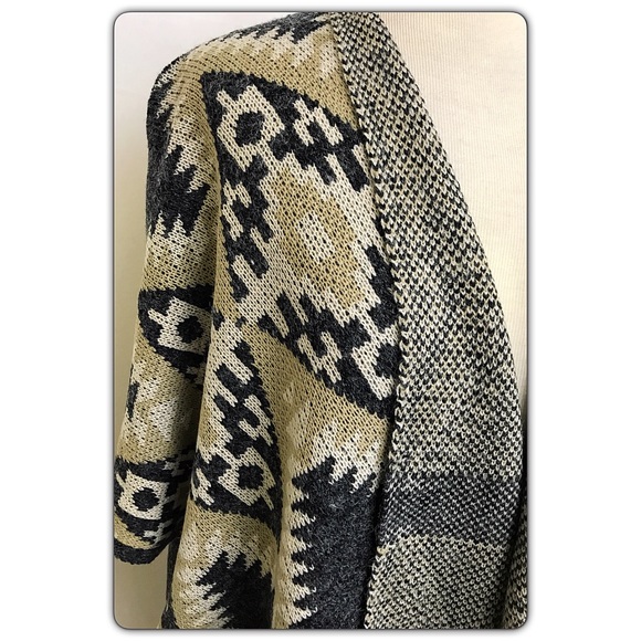 ‼️1HRSALE Chic Cozy Tassel Knit Cardi Kimono sold - Picture 6 of 7