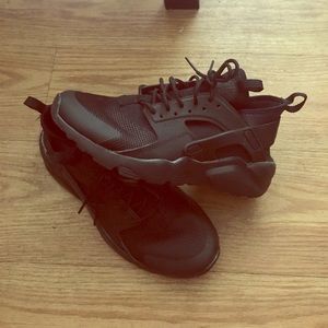 Nike huaraches all black