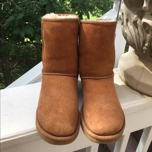 Authentic uggs, gently worn, professional cleaned.