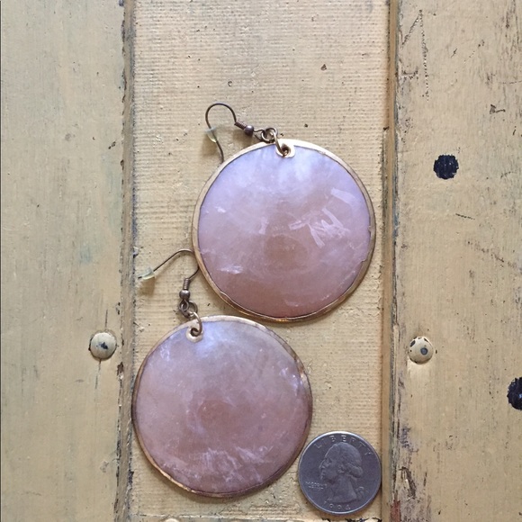 BOHO ETHEREAL LT PINK ROUND SHELL STATEMT EARRINGS - Picture 1 of 4
