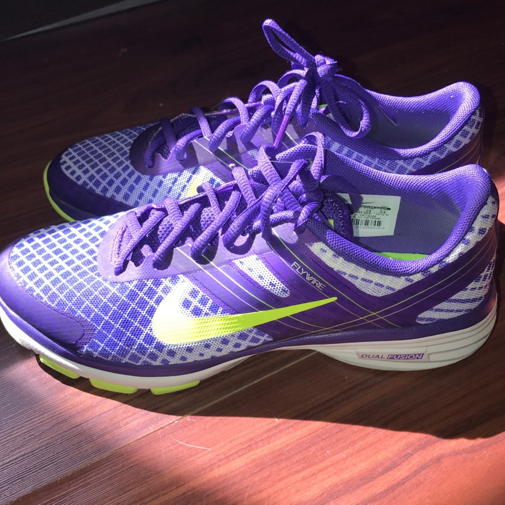 Nike dual fusion sneakers