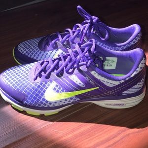 Nike dual fusion sneakers