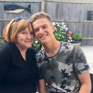 Meet your Posher, Lois