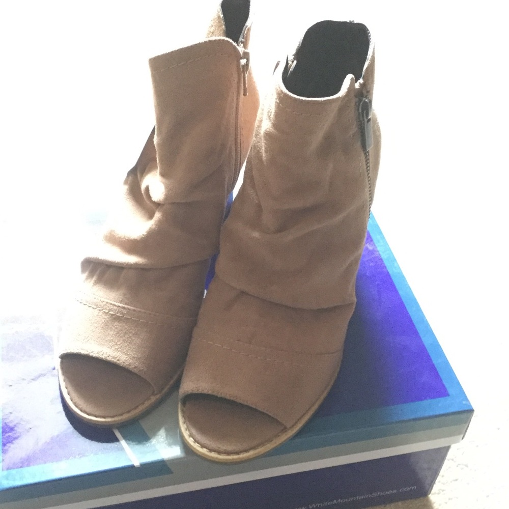 White Mountain walnut/suedette booties.🗣NEW 💵