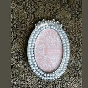 Faux pearl Oval frame holds 4x6 photo