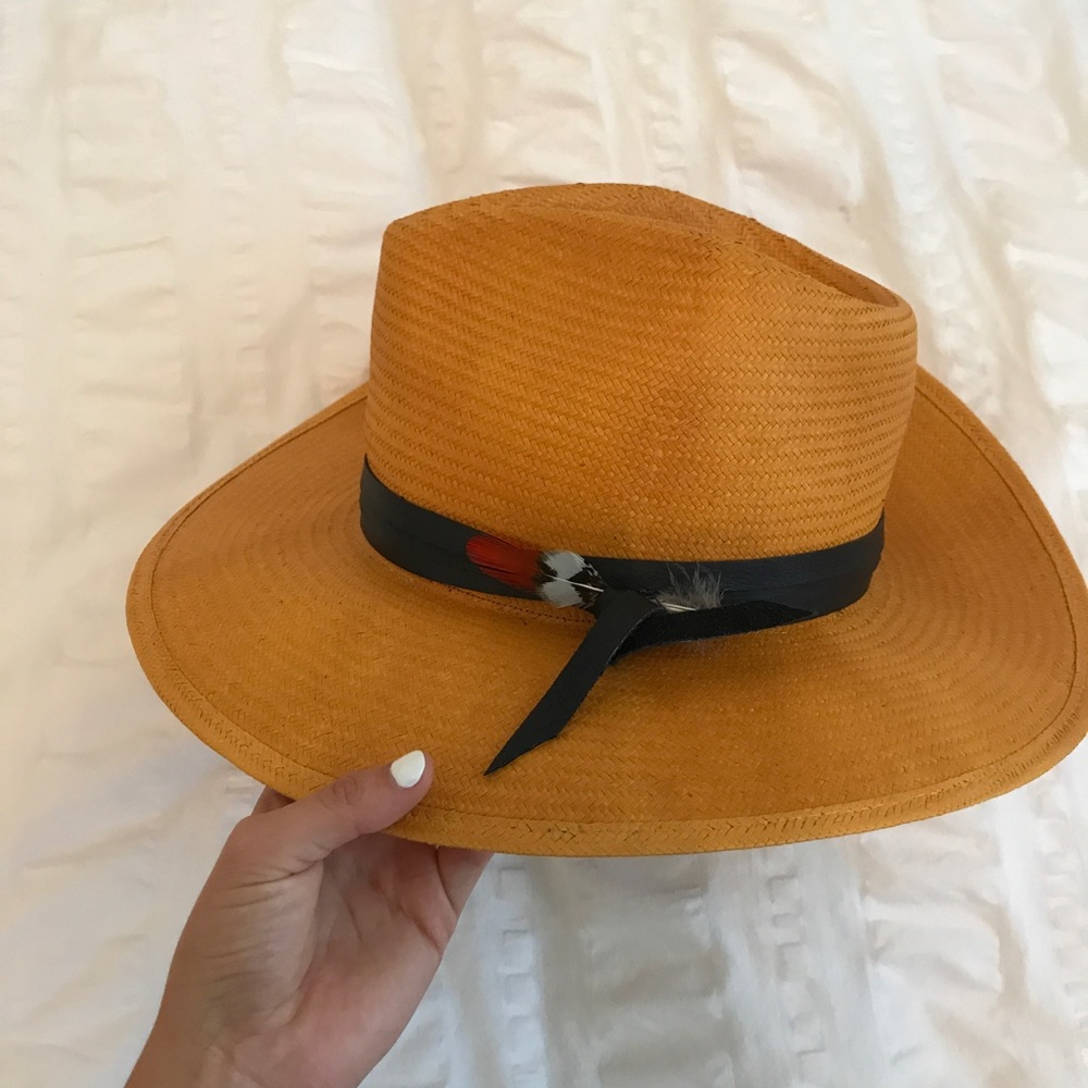 Brand new lovey bird hat!! Never worn sz medium