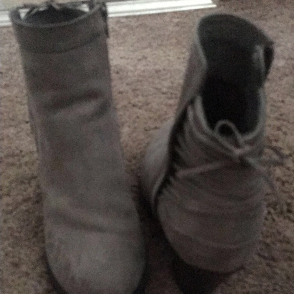 Side zipped gray booties