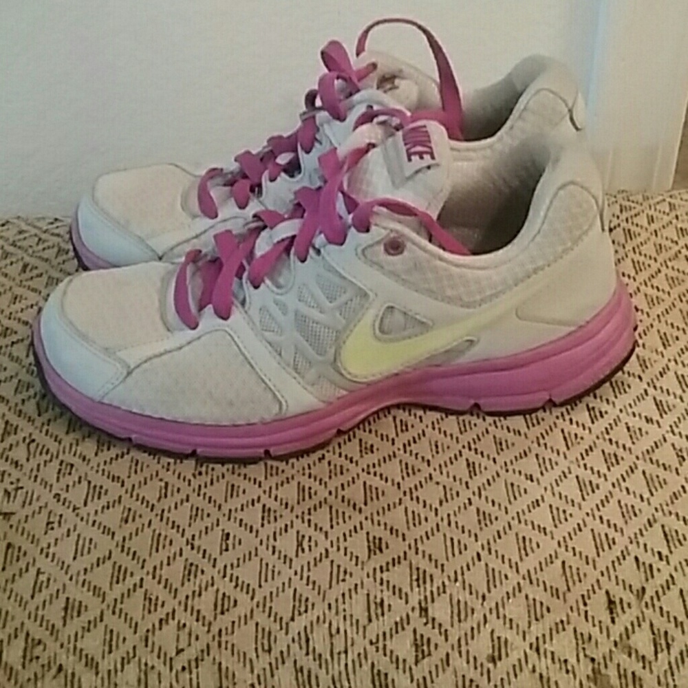 Woman Nike Relentless 2 (Size 8)