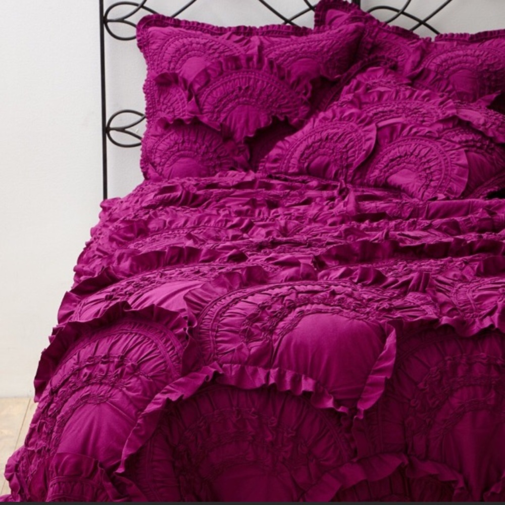 Queen size Rivulets quilt in magenta