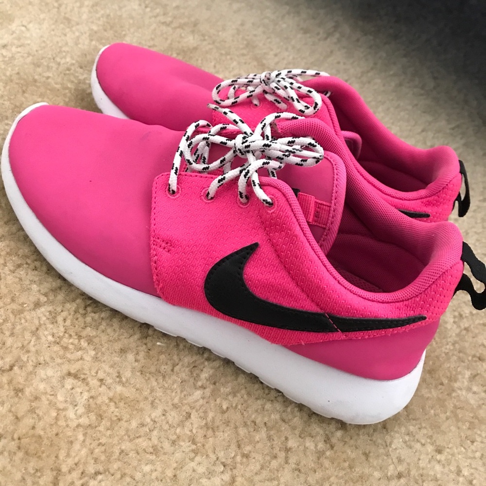 Pink nike roshe runs