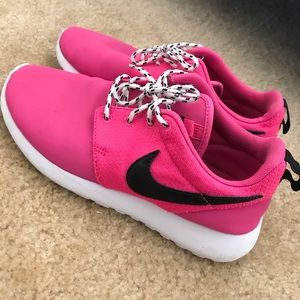 Pink nike roshe runs