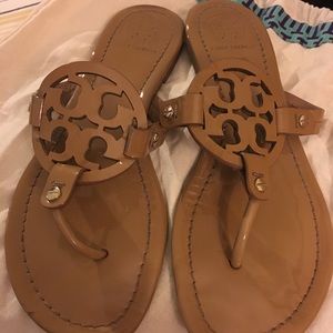 SAND PATENT TORY BURCH MILLER