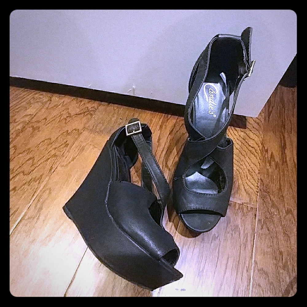 Black wedges