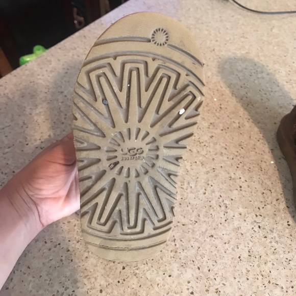 Ugg - Picture 3 of 4