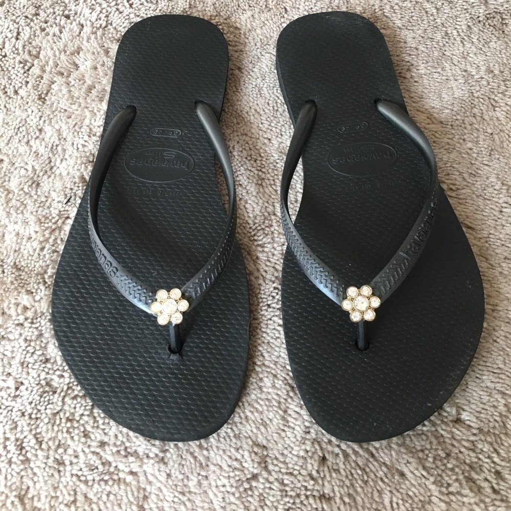 Havaiana flip flops w/ flower. Size 7/8.