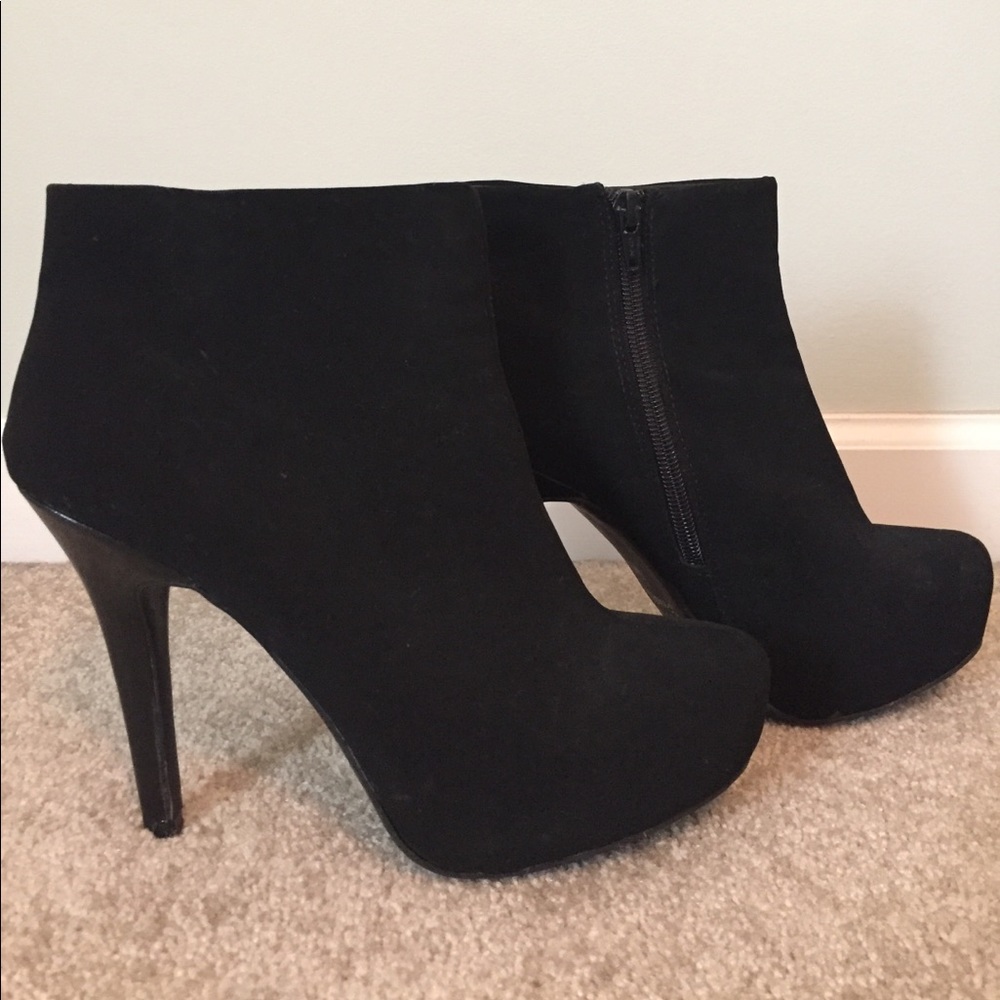 SALE🎉 Black suede booties