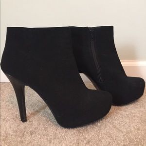 SALE🎉 Black suede booties