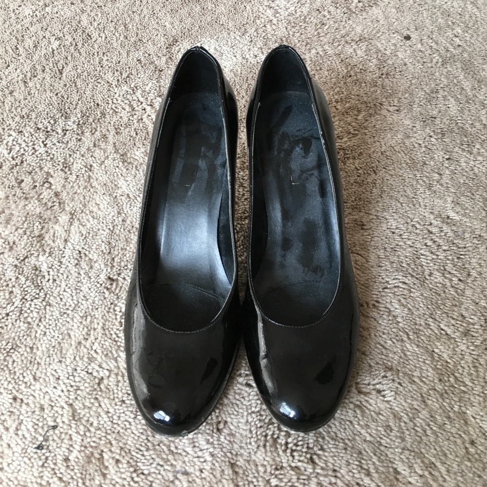 Black patent leather pumps. Size 6 1/2.
