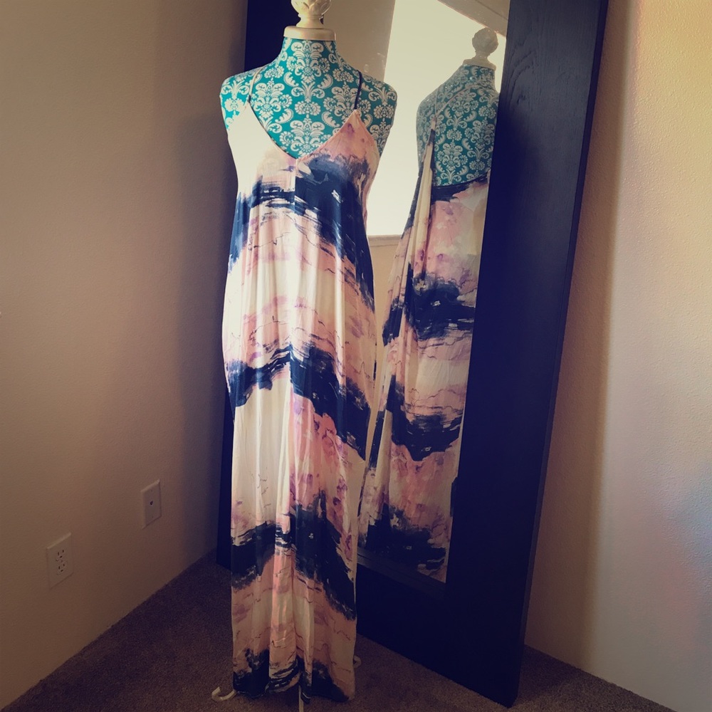 NWT Draped Back Printed Maxi Dress M/L ๐ - Picture 2 of 8