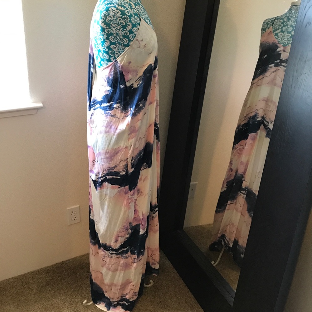 NWT Draped Back Printed Maxi Dress M/L ๐ - Picture 7 of 8