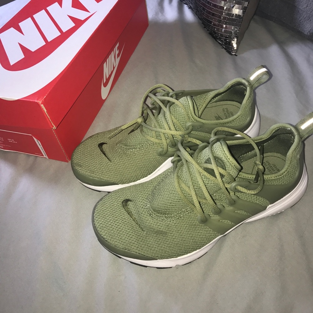 Women's Nike air  presto in olive green