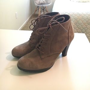 Suede boots with heel