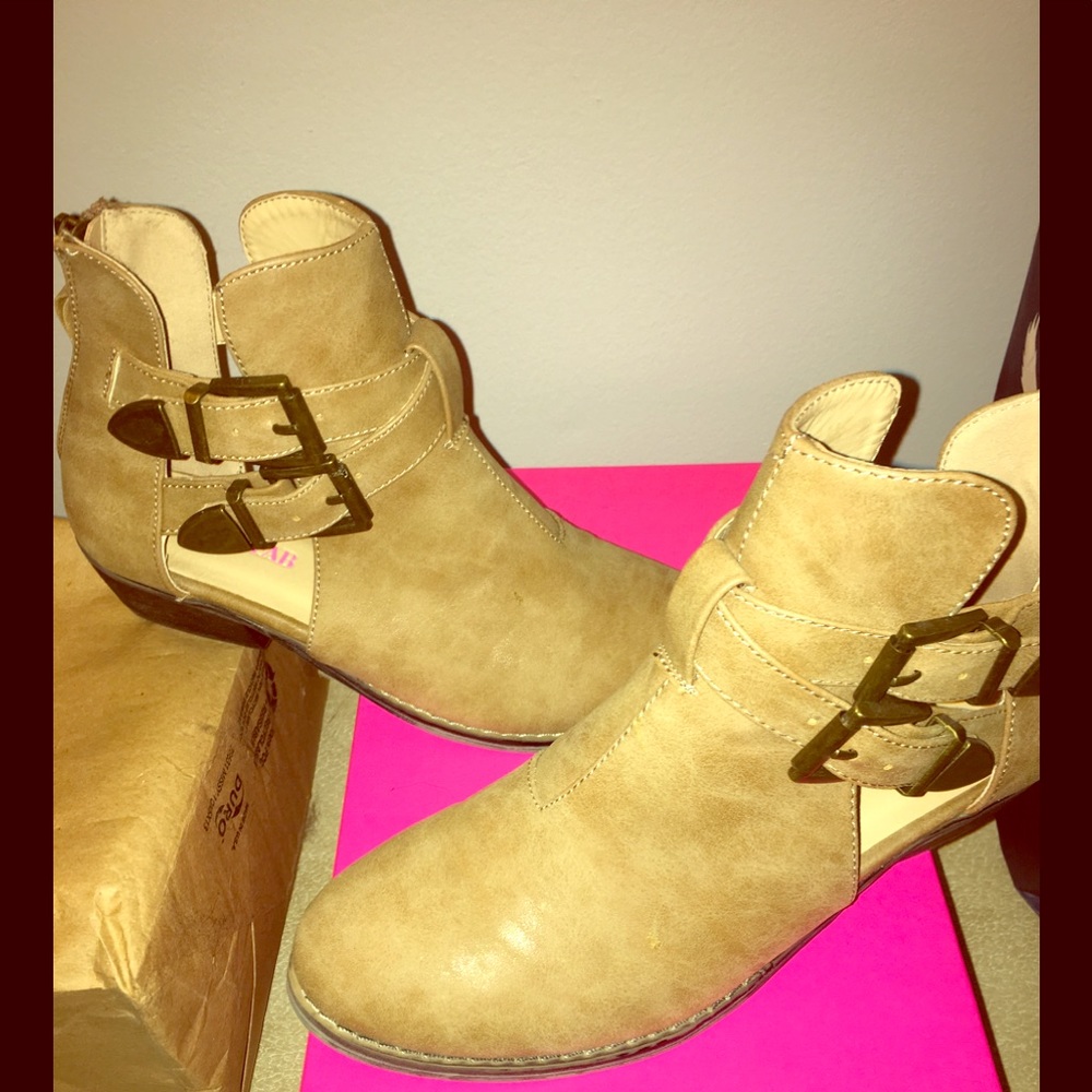 JustFab Taupe/Nude Ankle boots w/a low heel SZ 7