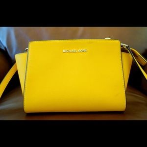 Michael Kors Selma messenger bag in marigold!