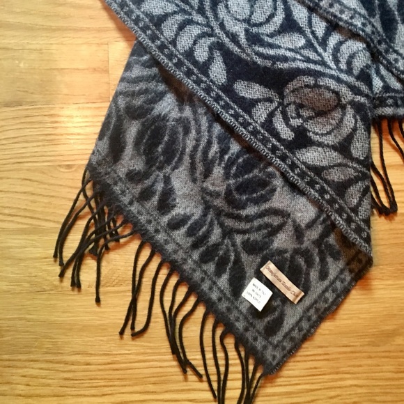 Shawl - Picture 2 of 6