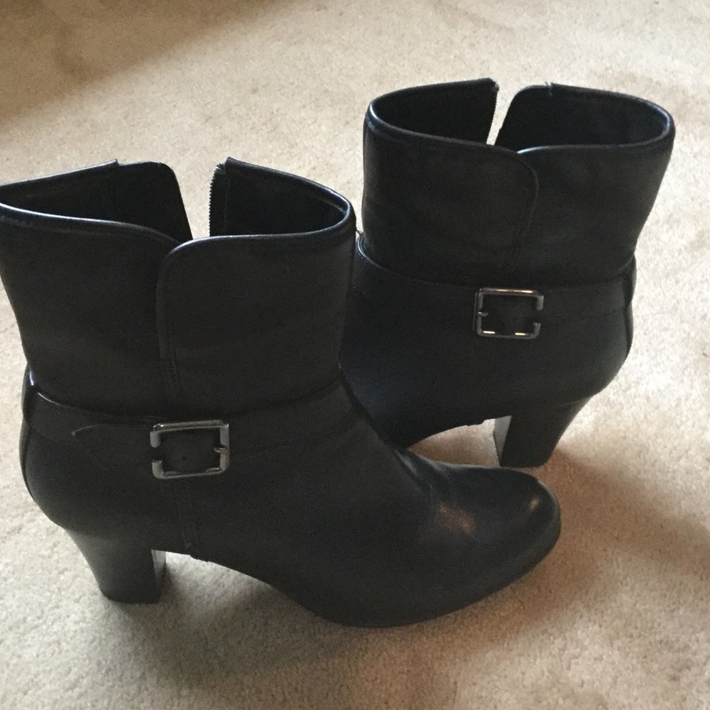 Clarks black boots size 8.5 NWOT.