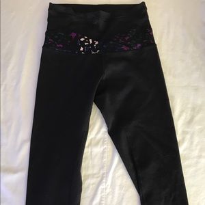 Lululemon Wunder Under Crops, Size 6, NWOT.