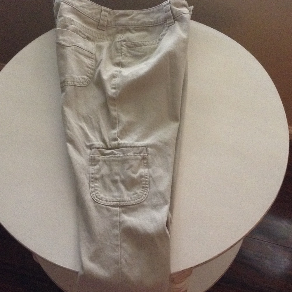 DKNY KHAKI CAPRIS