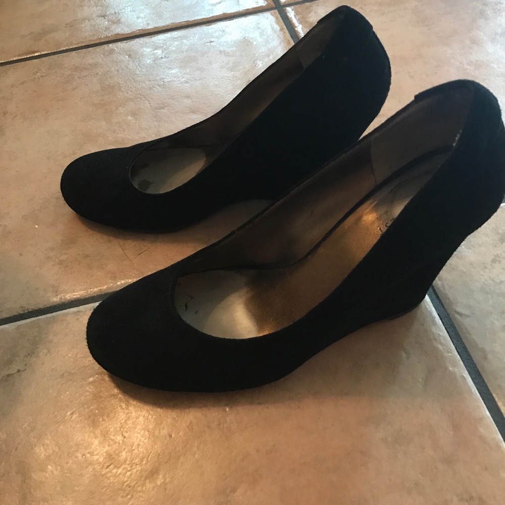 Suede Nine West round toe Wedges