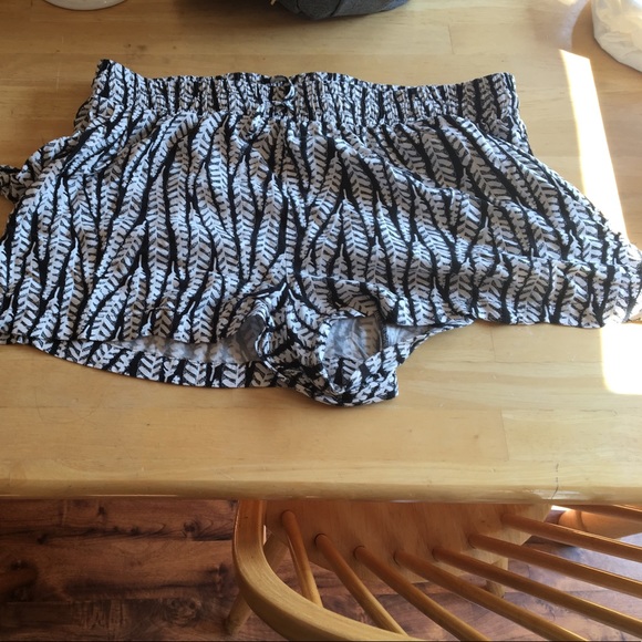 Ava & Viv Pants - Ava and Viv Monochrome leaf 🍃 shorts