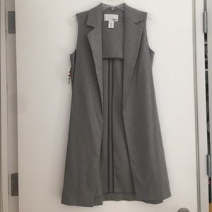 Bar III extended length vest with slit sides