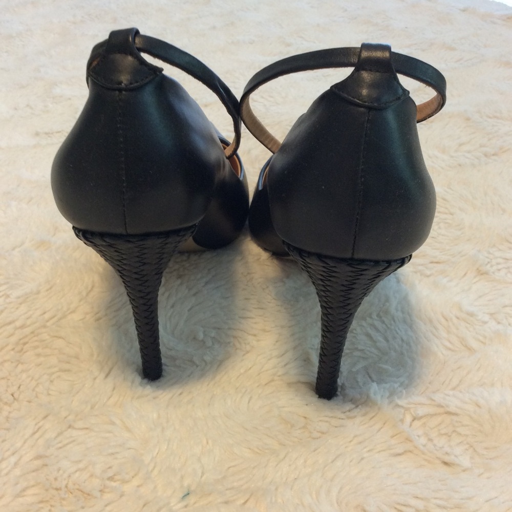 ✨SALE✨ Badgley Mischka Leather Woven Heel - Picture 4 of 8