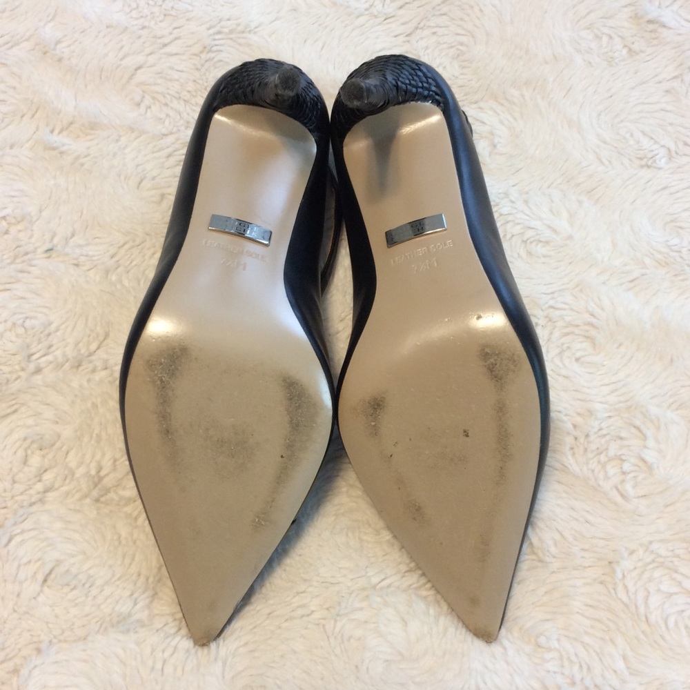 ✨SALE✨ Badgley Mischka Leather Woven Heel - Picture 5 of 8