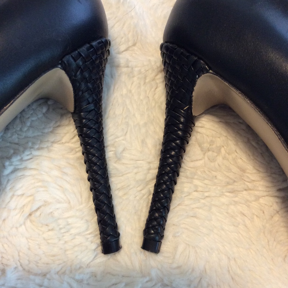✨SALE✨ Badgley Mischka Leather Woven Heel - Picture 6 of 8