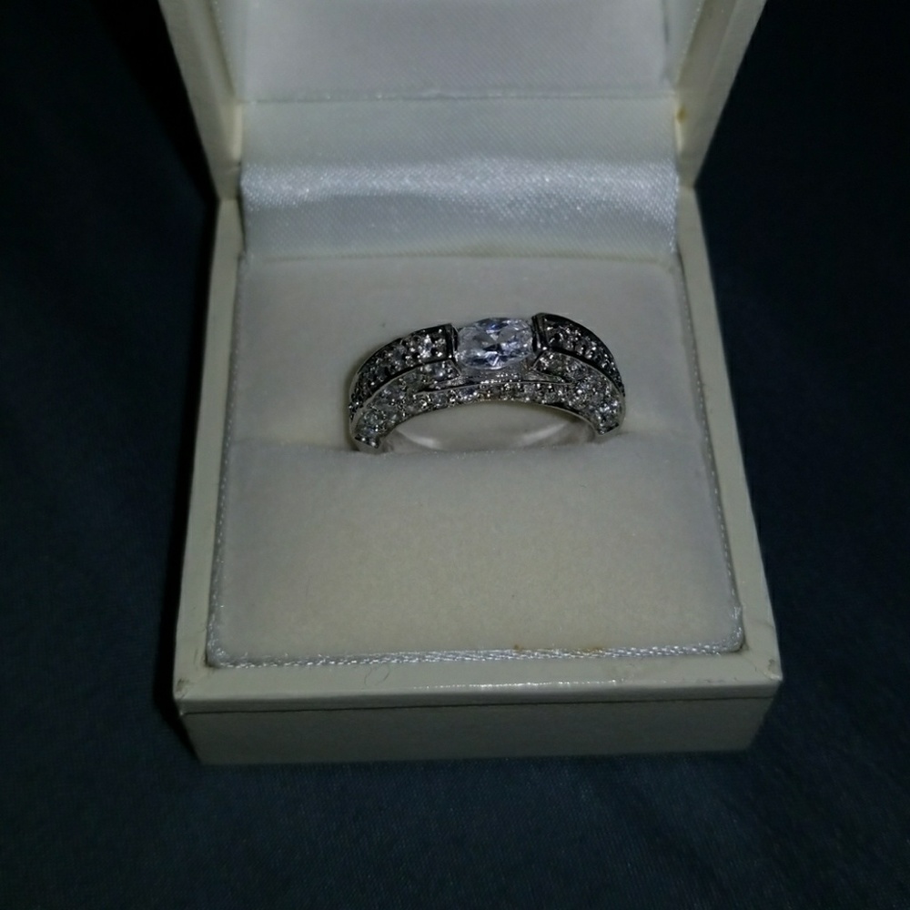 Silver 925 ring with rhinestones