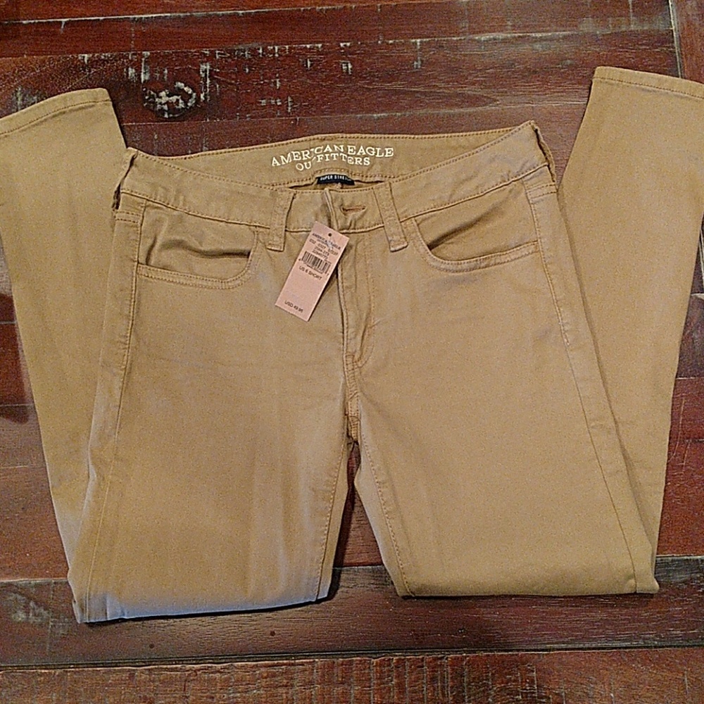 6 short American Eagle Khaki pants