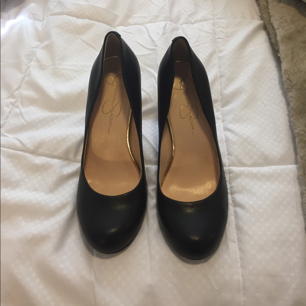 Never worn Jessica Simpson black pumps