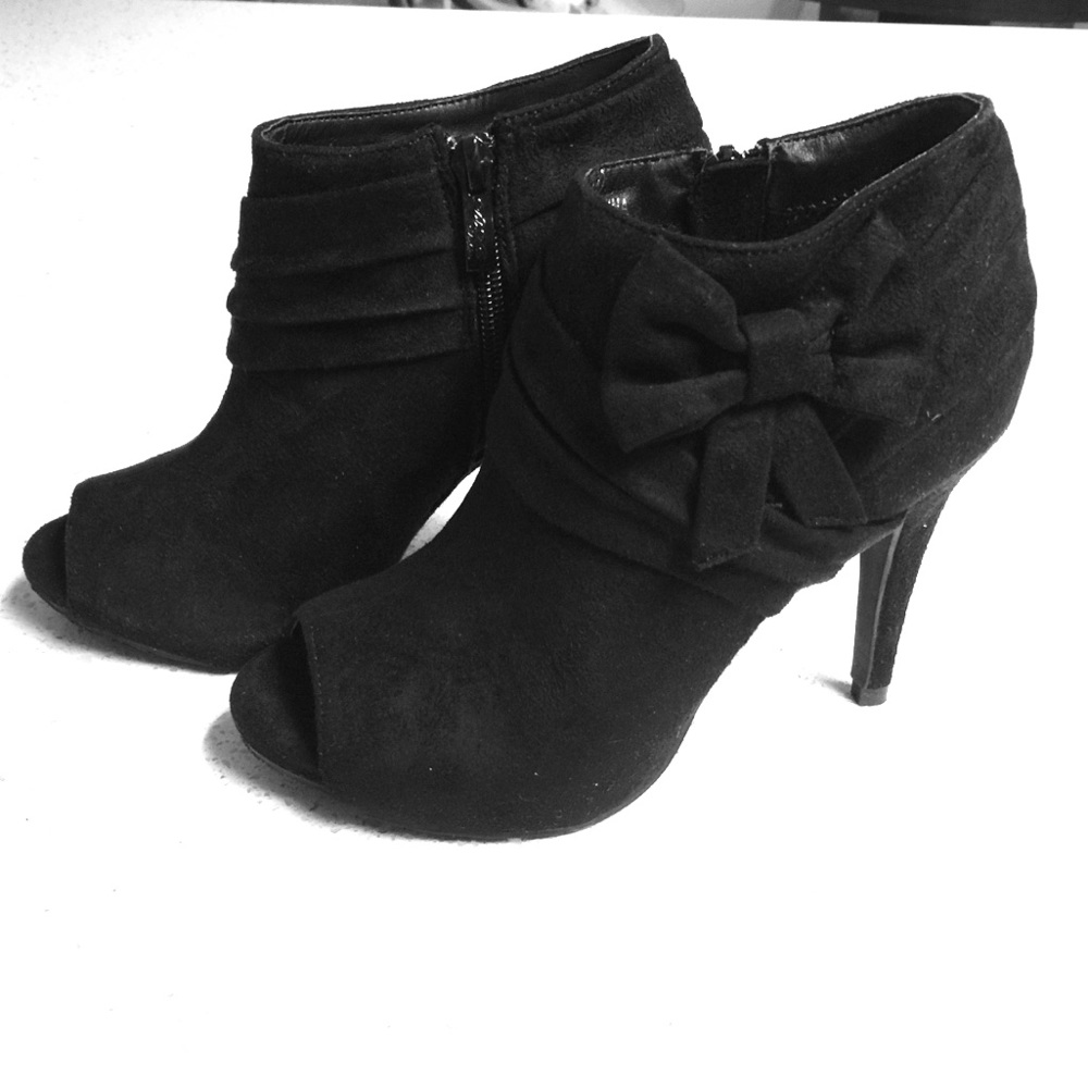 NWT Black Peep Tow Ankle Booties cute bow detail
