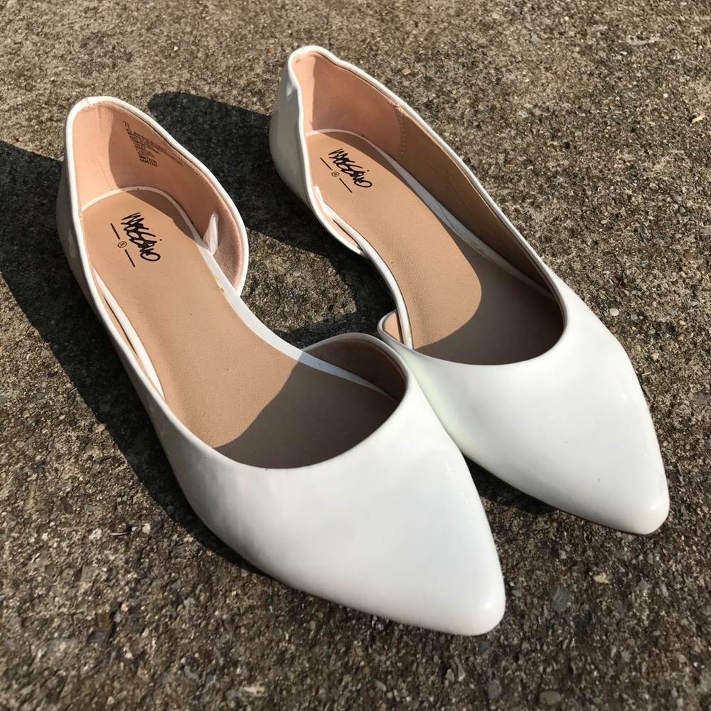 NEVER WORN White Flats