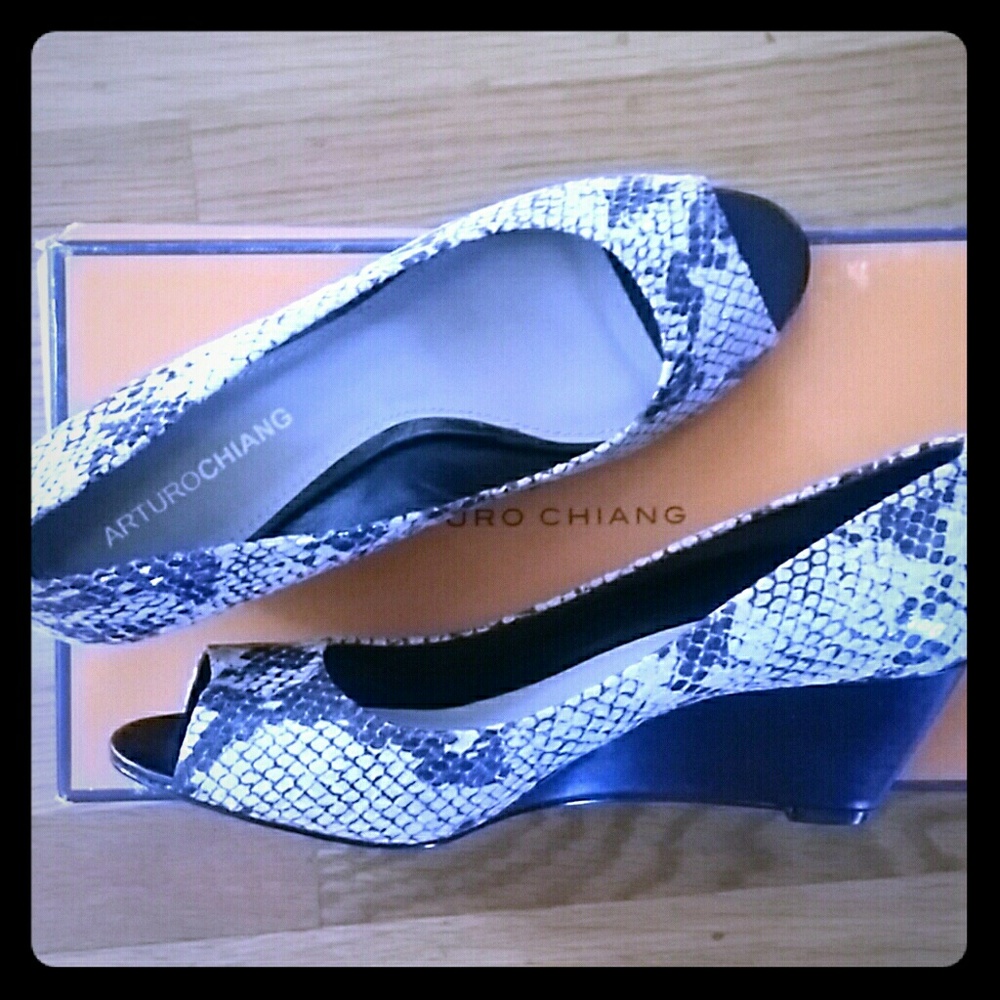 Arturo Chiang snake print wedges NIB sz 8.5