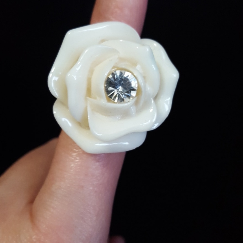 Adjustable flower ring