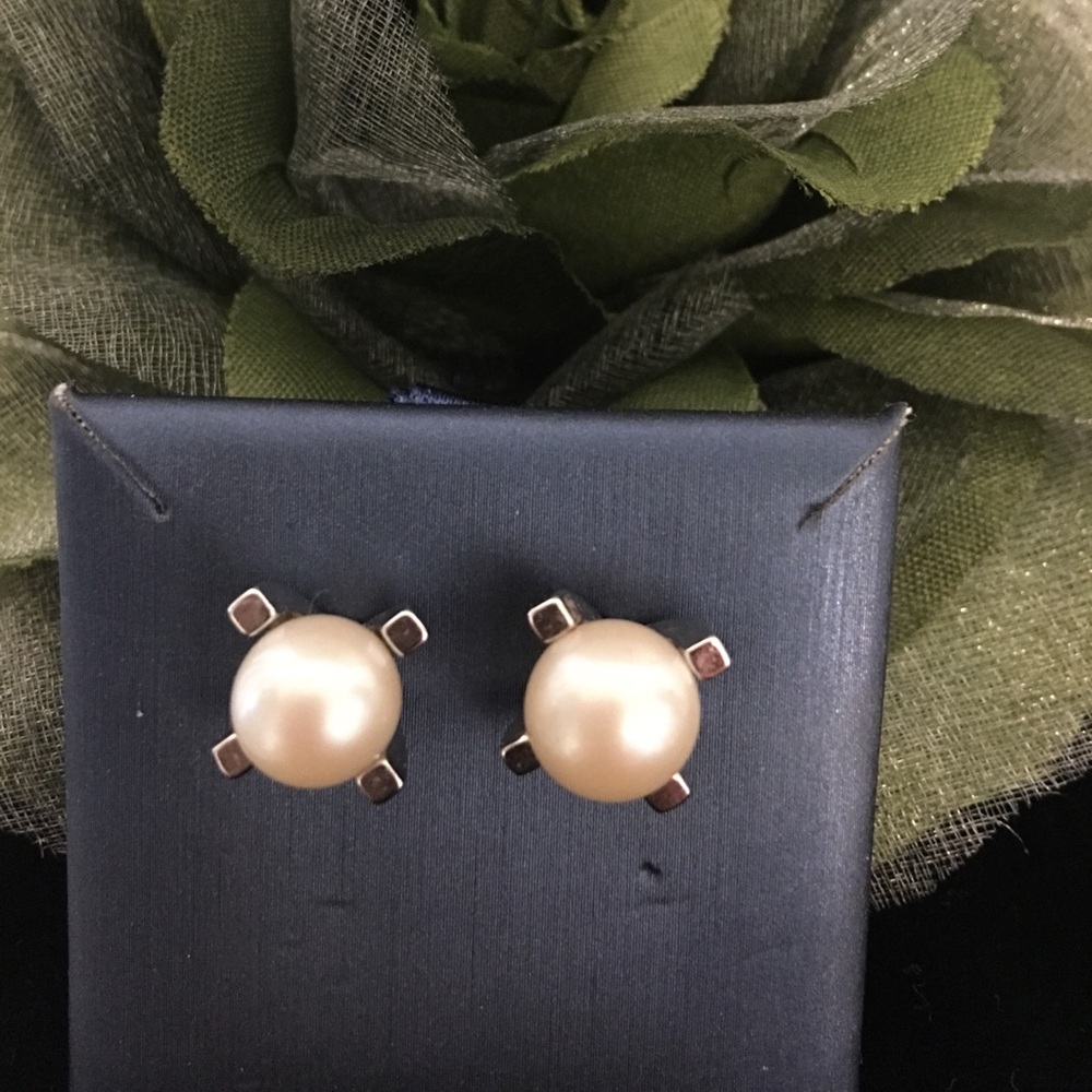 Pearl earrings